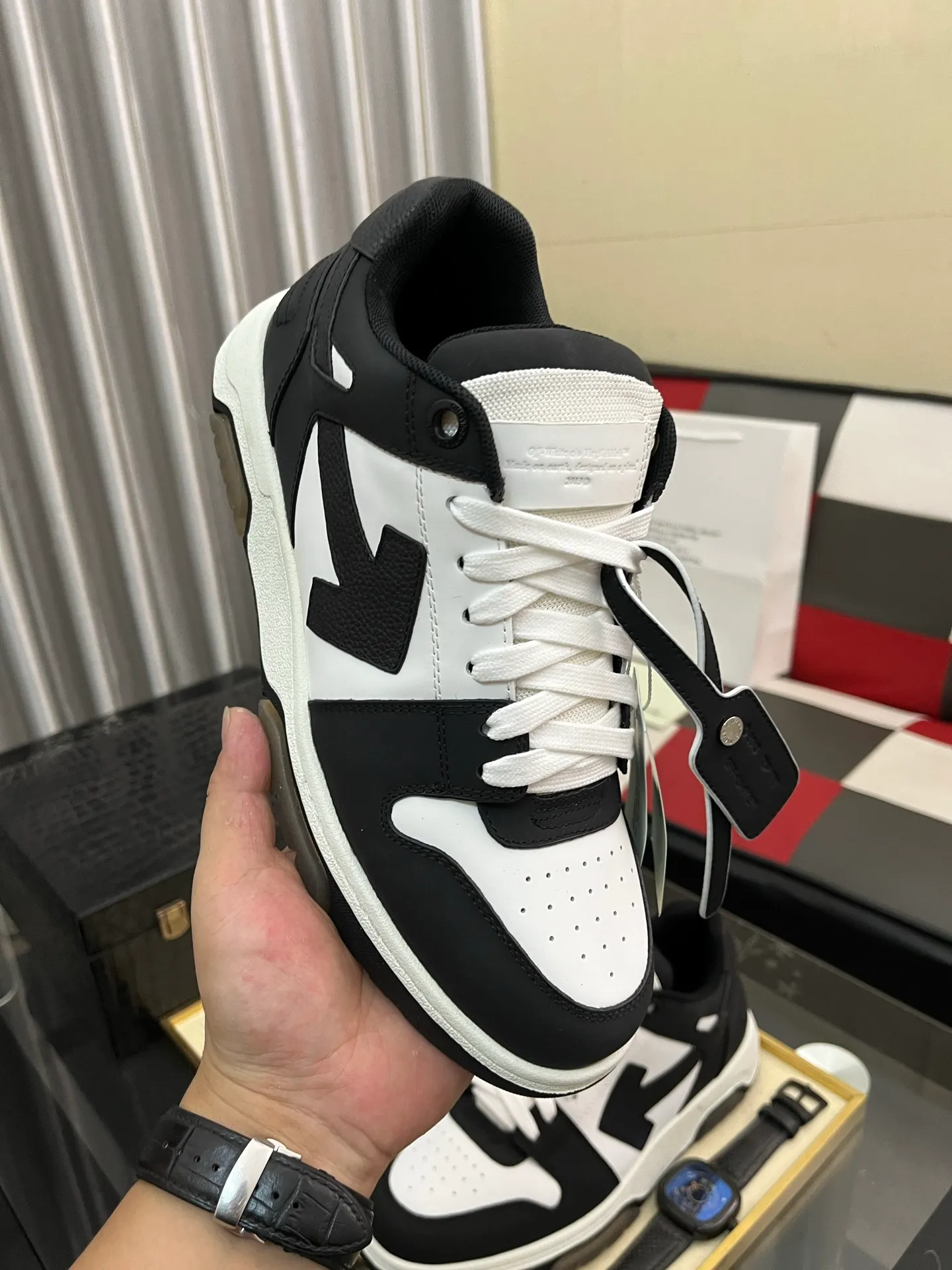 Men's shoes 💰600⌚️⌚️ OFF-White C/O VirGil Abloh fashionable and versatile casual shoes. Exclusive first release of the new model. Made of environmentally friendly cowhide leather and mesh fabric upper material. The insole is embedded with foam cushioning EVA material. The correct midsole is equipped with EVA lightweight cushioning. External tooth nail rubber outsole. The correct accessories can be customized simultaneously. Women's model: 35-40 Men's model: 39-45